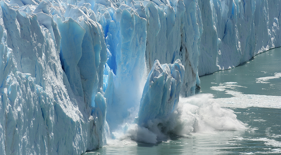 지구온난화로 인한 이상 기온으로 녹고 있는 빙하 (출처 : 셔터스톡)