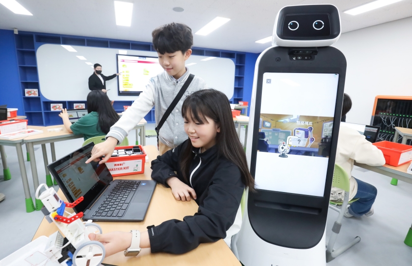 LG-구글 미래교실에서는 LG 클로이 가이드봇(GuideBot)이 컴퓨터 프로그래밍과 인공지능(AI) 교육을 돕는다. 학생들은 로봇을 제어하는 앱을 만들어 로봇을 움직이거나 로봇 전∙후면에 탑재된 27형 디스플레이에 직접 만든 영상이나 이미지를 띄워볼 수 있어 수업 참여도와 흥미도 높인다.
