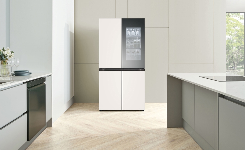LG전자가 ‘오토 클로징’ 기능을 탑재한 디오스 오브제컬렉션 냉장고 신제품을 18일부터 순차 출시한다. 냉장고 상단 도어를 닫히기 직전까지만 밀면 도어가 자동으로 부드럽게 닫힌다.
