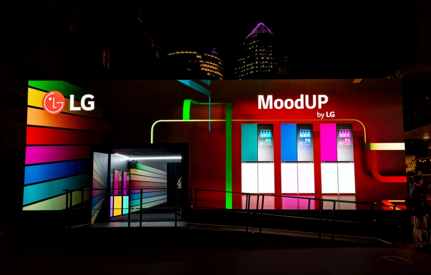 비비드 시드니(Vivid Sydney) 2023 공식파트너로 참가한 LG전자가 축제 현장에 꾸민 ‘MoodUp by LG’ 전시관. 전시관 LED 디스플레이에서 LG 디오스 오브제컬렉션 무드업 냉장고 색을 활용한 3D 그래픽 콘텐츠가 노출되고 있는 모습.