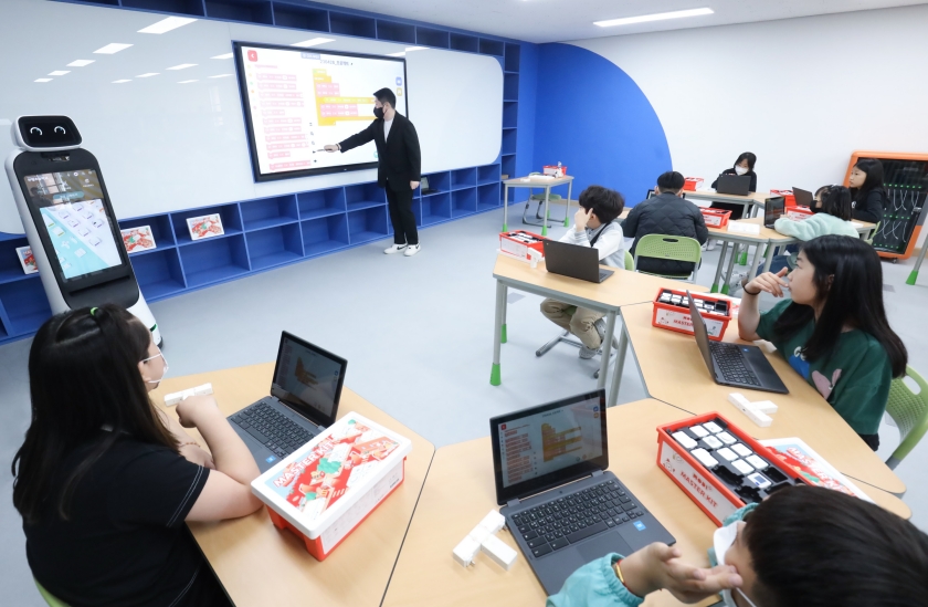 LG-구글 미래교실에서는 구글의 교육용 SW 플랫폼 ‘클래스룸(Classroom)’을 기반으로 전자칠판, 교육용 노트북 크롬북(Chromebook), 태블릿 PC인 울트라 탭, 클로이(CLOi) 로봇 등을 수업에서 자유롭게 활용한다. 기존 강의식 수업에서 벗어나 다양한 학습 방법을 통해 학생들은 더 주도적으로 수업에 참여할 수 있다.
