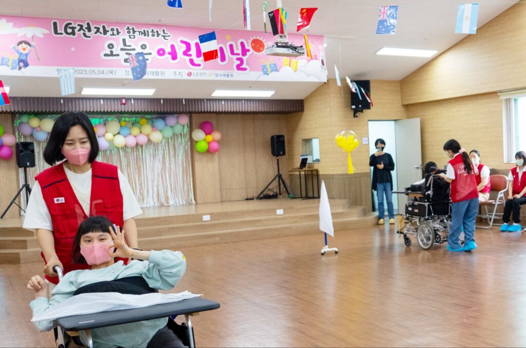 LG전자는 어린이날을 맞아 4일 서울 암사재활원에 거주하는 장애 아동·청소년들을 위해 <오늘은 어린이날> 행사를 가졌다. 사진은 암사재활원 강당에서 LG전자 직원들과 장애아동들이 2인3각 달리기를 하는 모습.
