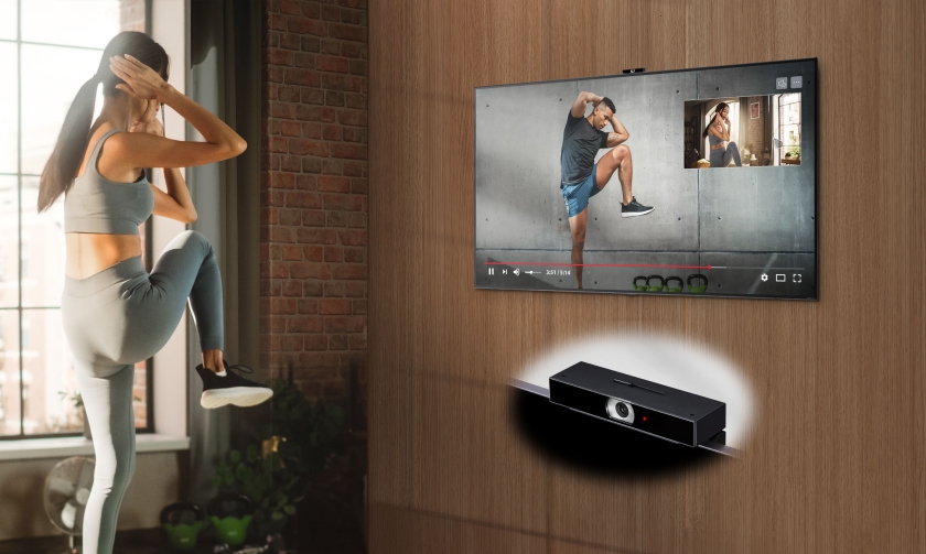 고객들이 LG TV 전용 카메라 'LG 스마트 캠'을 통해 홈트레이닝 코칭 영상과 본인 동작을 비교하며 운동하거나, TV로 편리하게 화상 회의를 진행하는 등 맞춤형 고객경험을 즐기고 있다.