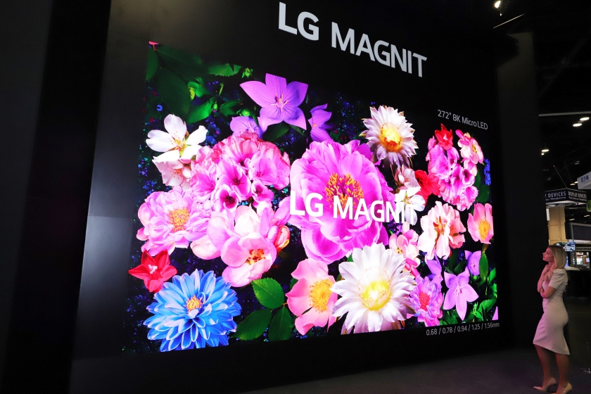 LG전자는 마이크로 LED, 투명 올레드 등 차세대 디스플레이를 앞세워 다양한 공간별 맞춤형 솔루션을 선보인다. LG전자 모델이 8K 해상도의 272형 LG 매그니트(MAGNIT)를 통해 자연의 아름다움과 신비함을 표현한 미디어아트 작품을 감상하고 있다.