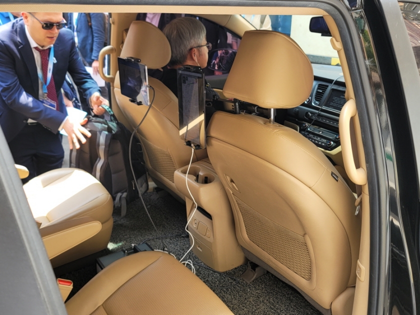 차량 내 자율주행 기술 기반 교통안전 솔루션 Soft V2X 시연을 위해 장비를 설치해 놓은 모습.    