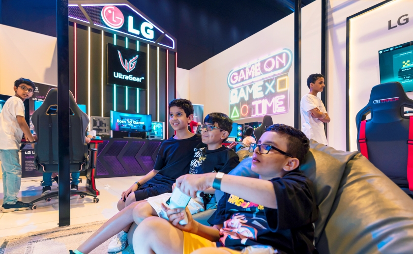 세계 최대 e스포츠 대회 '게이머스8' 관람객들이 LG전자 체험 공간에서 LG 울트라기어 게이밍 모니터와 LG 올레드 TV를 활용해 게임을 즐기고 있다.