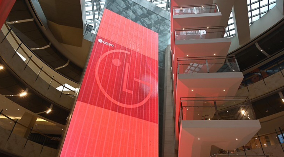 고층 빌딩의 내부 디스플레이에 송출되는 LG전자 로고