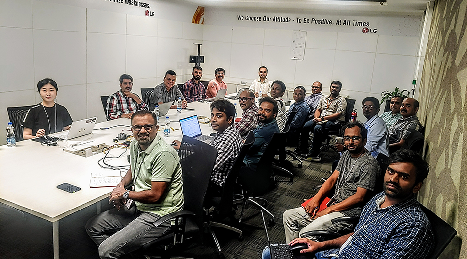  인도 벵갈루루에서 협업중인 LGSI와 HQ 연구원들, 다같이 회의하고 있는 모습을 담은 사진 (출처: LG전자)