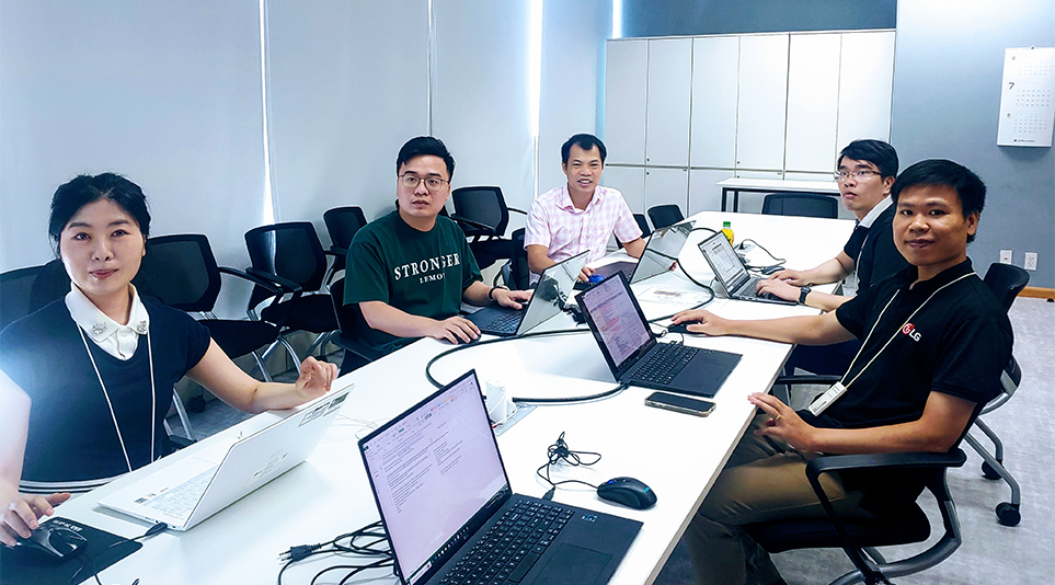 베트남 하노이에서 협업 중인 LGEDV와 HQ연구원들 (출처: LG전자)