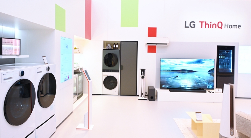 LG전자 ThinQ 앱으로 조작할 수 있는 세탁기, 냉장고, TV 등 다양한 제품들이 전시되어 있는 LG ThinQ Home 체험공간의 전경