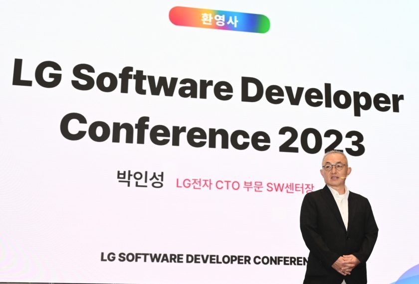 LG 소프트웨어 개발자 콘퍼런스 2023(LG Software Developer Conference, LG SDC 2023)에서 연설중인 박인성 LG전자 CTO 부문 SW센터장