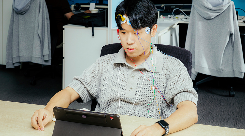 사무실 내 뇌파 측정기기로 직접 뇌파를 측정하고 있는 김성욱 연구원