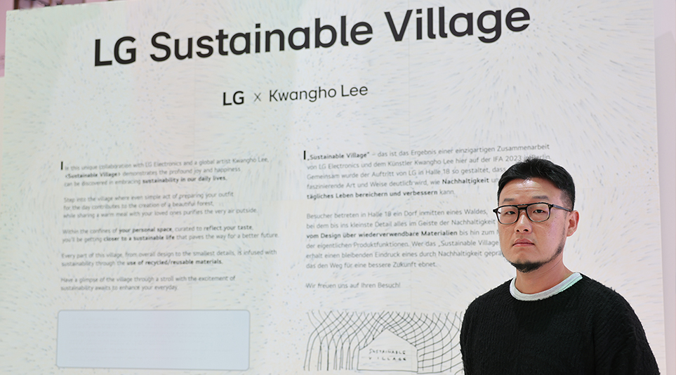 LG전자의 지속가능한 마을 기획설명서 앞에서 포즈를 쥐하는 이광호 작가
