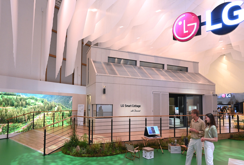 LG전자 현지시간 1일부터 5일간 독일 베를린에서 열리는 유럽 최대 가전전시회 ‘IFA 2023’에 참가한다. 전시가 열리는 독일 메세 베를린(Messe Berlin) 내 LG전자 전시관 ‘LG 지속가능한 마을(LG Sustainable Village)’ 입구에서 모델들이 에너지 및 냉난방공조 시스템, 차별화된 프리미엄 가전을 갖춘 소형 모듈러 주택 ‘LG 스마트코티지’를 소개하고 있다.