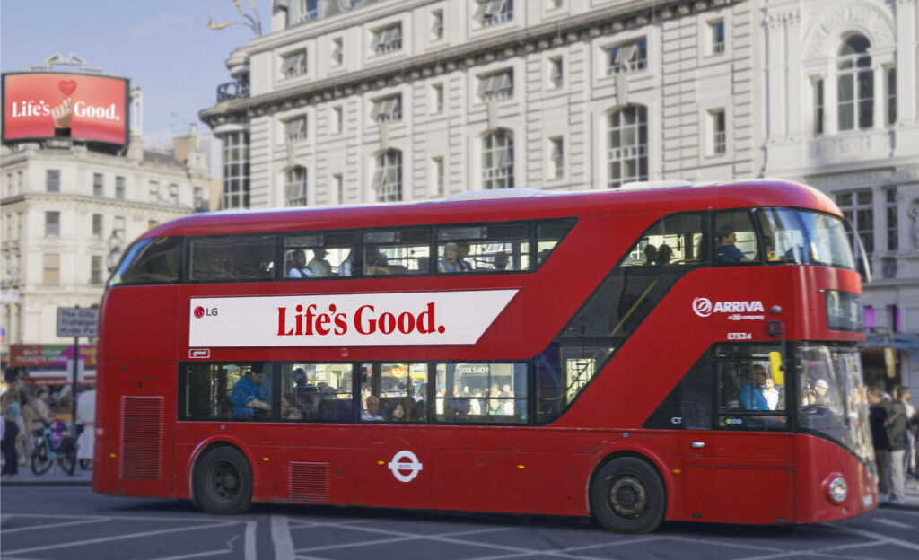 LG전자는 지난 22일부터 해외 주요 랜드마크와 국내외 주요 도시 옥외전광판에 브랜드 홍보 영상을 선보이며 ‘Life’s Good(라이프스굿)’ 글로벌 브랜드 캠페인을 시작했다. 사진은 영국 런던 피카딜리 광장에 위치한 옥외전광판서 브랜드 홍보 영상을 노출하고 Life’s Good 브랜드 슬로건을 꾸민 빨간 2층 버스가 운행중인 모습.