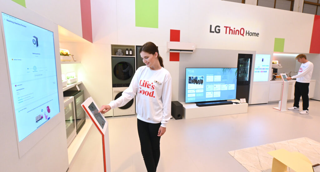 LG전자 현지시간 1일부터 5일간 독일 베를린에서 열리는 유럽 최대 가전전시회 ‘IFA 2023’에 참가한다. 모델들이 LG 씽큐 홈(ThinQ Home) 전시 공간에서 LG UP가전과 구매단계부터 다양한 고객 니즈에 맞춘 초개인화 가전인 LG UP가전 2.0을 소개하고 있다.