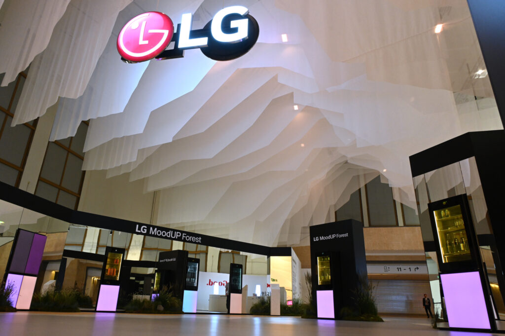 LG전자 현지시간 1일부터 5일간 독일 베를린에서 열리는 유럽 최대 가전전시회 ‘IFA 2023’에 참가한다. 사진은 유럽 라이프스타일에 맞춘 상냉장 하냉동 2도어 무드업 냉장고 신제품이 전시된 ‘LG 무드업 포레스트(LG MoodUP Forest)’ 전경.