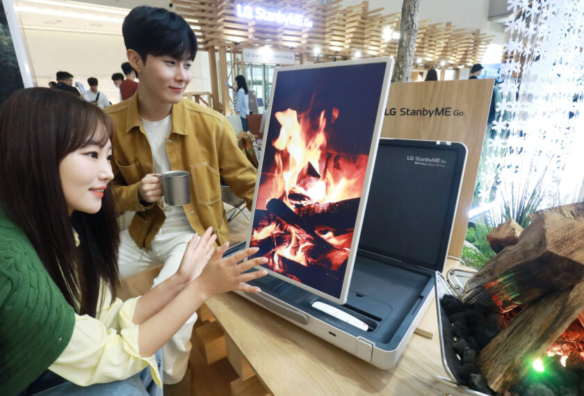 서울 롯데월드몰에서 신개념 포터블 스크린 ‘LG 스탠바이미 Go’ 팝업스토어에서 LG 스탠바이미 Go를 체험하는 남녀 모델