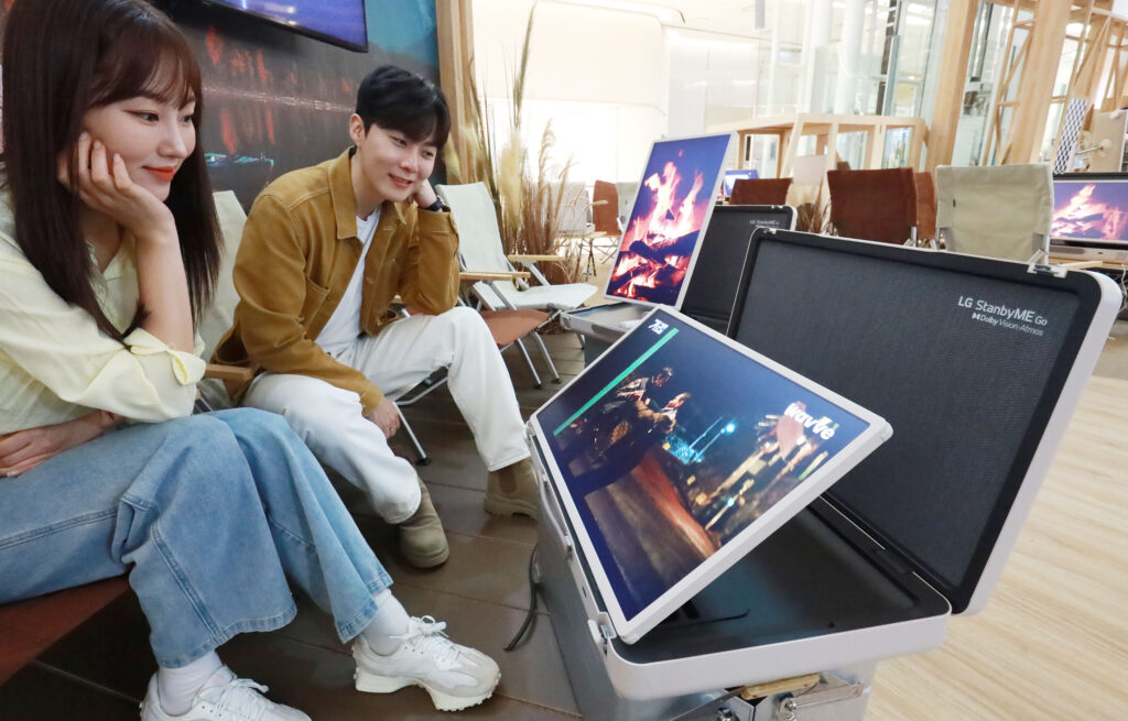 LG전자가 24일까지 서울 롯데월드몰에서 신개념 포터블 스크린 ‘LG 스탠바이미 Go’ 팝업스토어를 운영한다. 방문객들은 통나무 산장 콘셉트의 캠핑 공간에서 LG 스탠바이미 Go의 다채로운 매력을 체험할 수 있다.