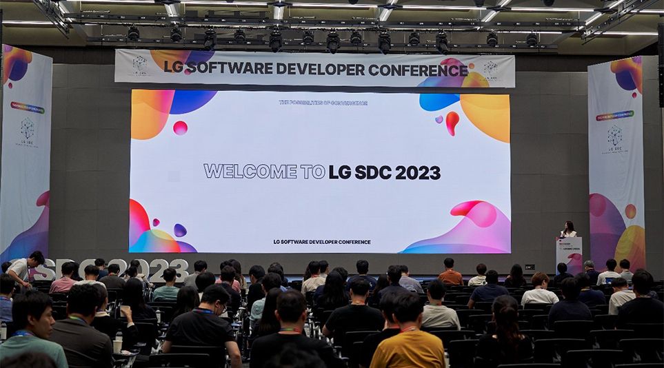 제 2회 LG SDC 2023에 참석한 LG전자 SW개발자들이 강연을 듣는 모습