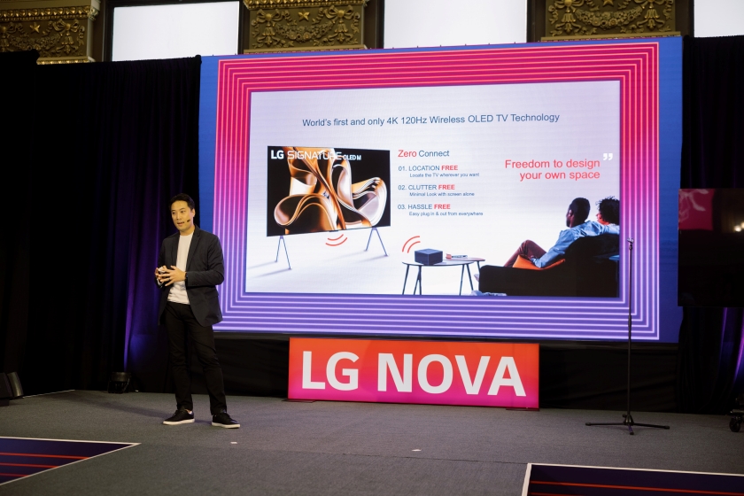 현지시각 25일 미국 샌프란시스코에서 열린 ‘이노베이션 페스티벌 2023’에서 LG전자 북미법인 HE고객가치활성화팀 데이비드 박(David Park) 팀장이 참가한 기업들에게 LG TV의 방향성에 대해 설명하고 있다.