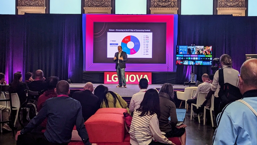 현지시각 25일 미국 샌프란시스코에서 열린 ‘이노베이션 페스티벌 2023’에서 LG전자 북미법인 HE 컨텐츠서비스팀 매튜 더긴(MATTHEW DURGIN) 팀장이 참가한 기업들에게 LG TV의 웹OS에 대해 설명하고 있다. 
