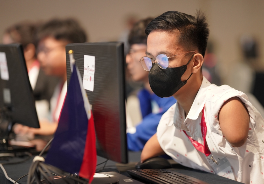 LG전자가 개최한 '2023 GITC' 본선에서 필리핀 참가자가 과제를 수행하고 있다. 참가자들은 총 6개 종목에서 과제를 수행하며 IT 활용 능력 평가를 진행했다.
