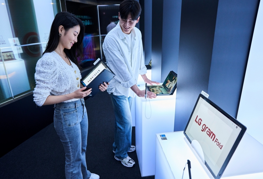LG전자가 내달 26일까지 서울 동대문구 경동시장 소재 이색경험공간 ‘금성전파사 새로고침센터’에서 한국 브랜드 최초 폴더블 노트북인 ‘LG 그램 폴드’ 체험 공간을 운영한다. 사진은 LG 그램 폴드를 다양하게 체험하는 모습.
