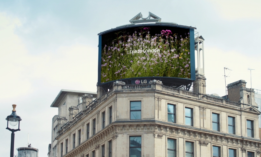 LG전자는 현지시간 11일부터 15일까지 런던에서 열리는 세계적인 아트페어 ‘프리즈’에 참가해 거장의 예술작품을 올레드 TV로 생생하게 선보인다. 사진은 런던 피카딜리 광장의 대형전광판에서 예고 영상을 상영하고 있는 모습