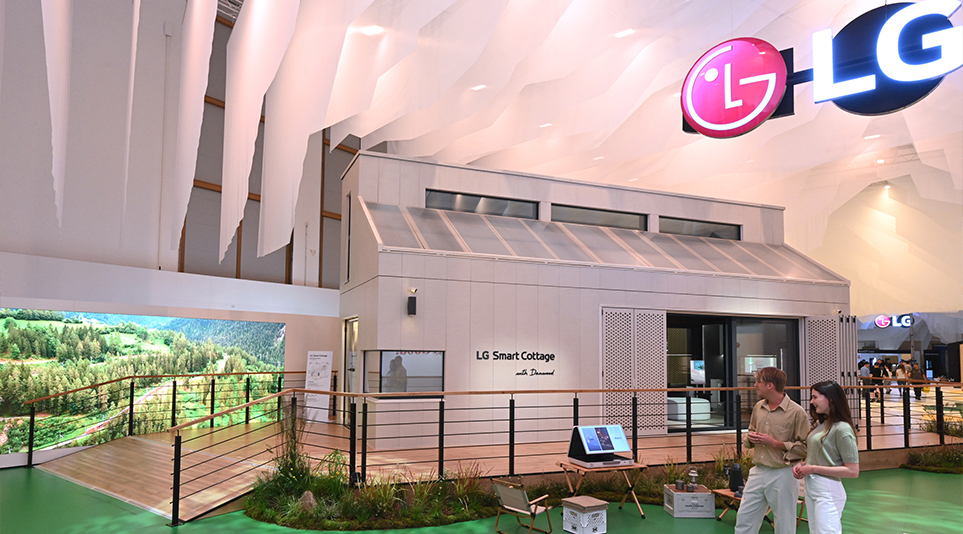 ‘LG 지속가능한 마을’ 입구에 전시된 에너지 및 냉난방공조 시스템, 차별화된 프리미엄 가전을 갖춘 소형 모듈러 주택 ‘LG 스마트코티지