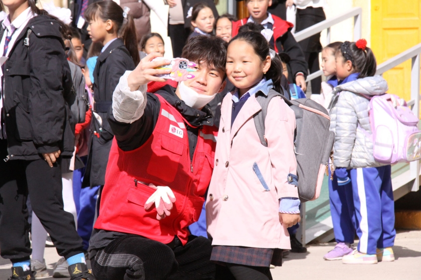 3일 몽골 수도 울란바토르 샤하르트 초등/중학교에서 LG전자 임직원들이 학생들의 교육환경 개선을 위한 봉사활동을 하고 있다.
