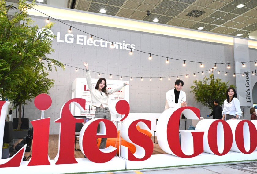 24일부터 나흘간 서울 코엑스에서 열리는 제54회 한국전자전에서 LG전자가 더 나은 삶과 미래에 대한 낙관적 메시지를 담은 LG전자 브랜드 슬로건 ‘Life’s Good’의 핵심가치를 조형물과 브랜드 영상 등으로 선보였다.