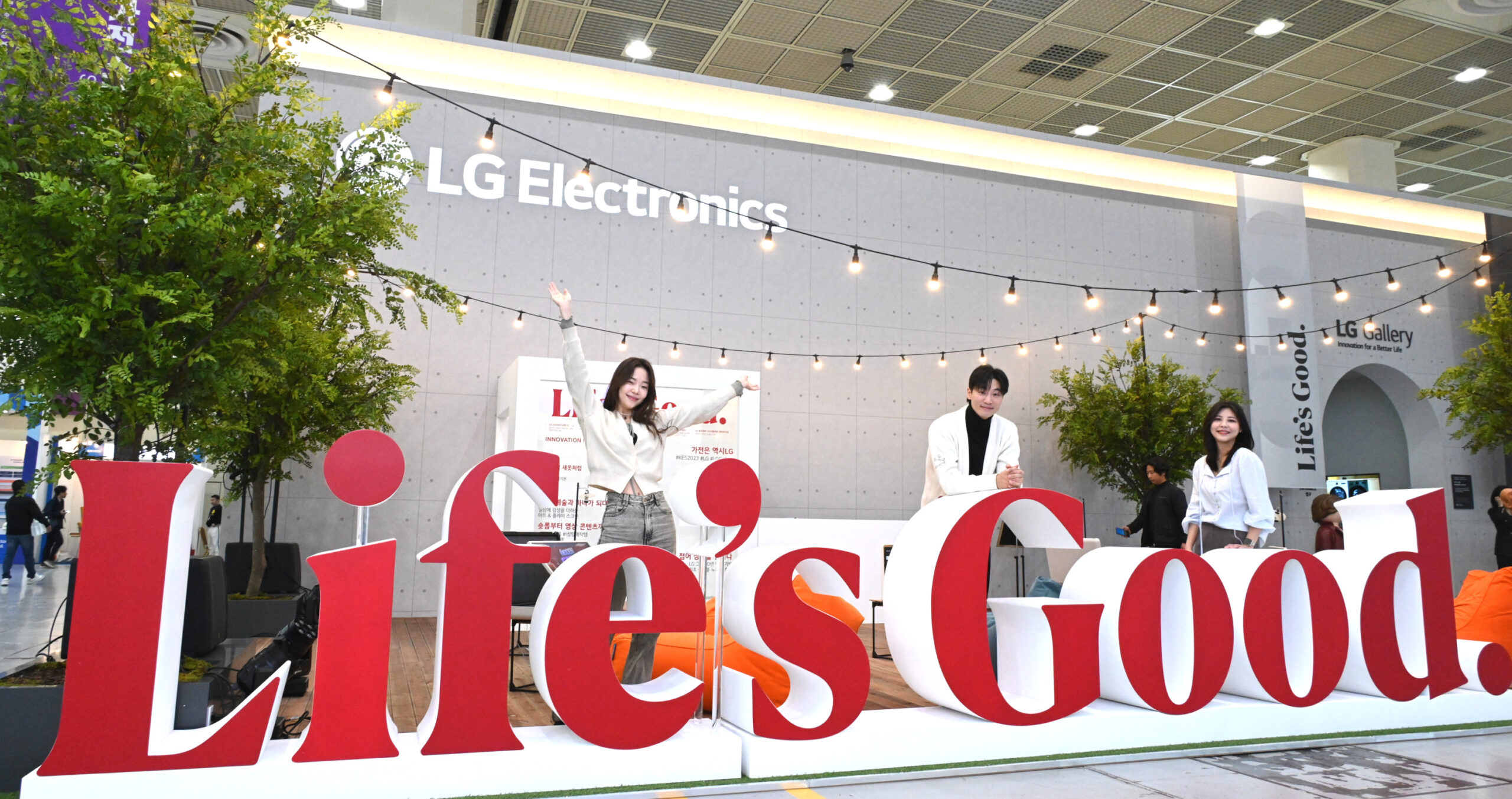 24일부터 나흘간 서울 코엑스에서 열리는 제54회 한국전자전에서 LG전자가 더 나은 삶과 미래에 대한 낙관적 메시지를 담은 LG전자 브랜드 슬로건 ‘Life’s Good’의 핵심가치를 조형물과 브랜드 영상 등으로 선보였다.