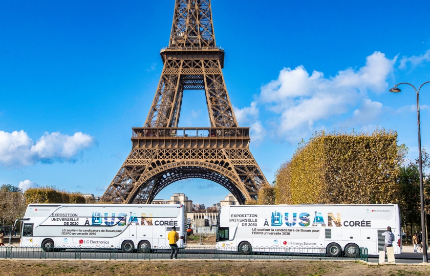 LG가 운영하는 부산 엑스포 홍보 버스가 프랑스 현지시간 28일 2030년 엑스포 개최지 선정을 위한 투표를 앞두고 파리의 주요 명소들을 순회하고 있다.
