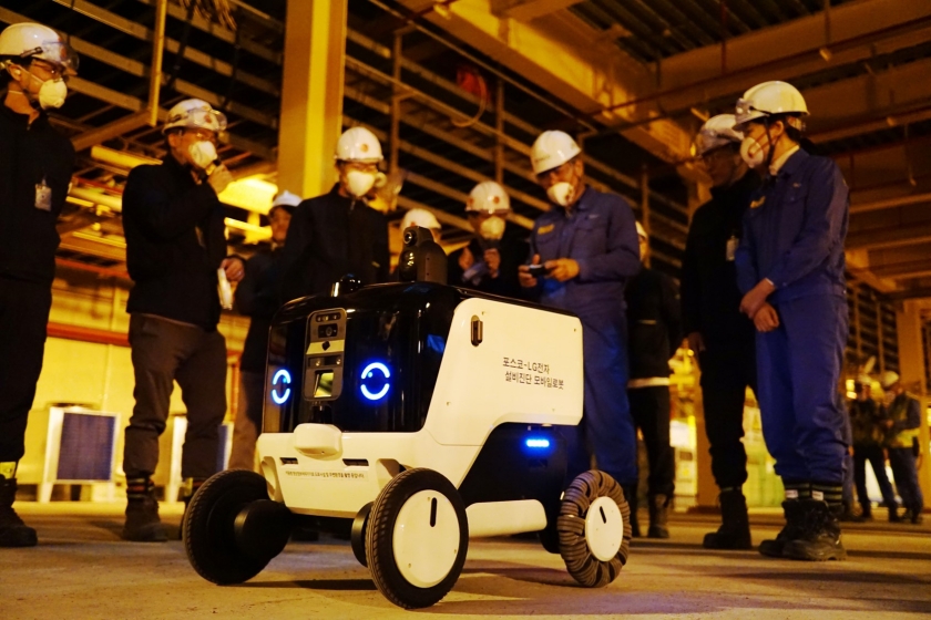 LG전자가 13일부터 이틀간 포스코 광양제철소에서 AI 자율주행로봇 실증 사업을 실시했다. LG전자 AI 자율주행로봇은 포스코 광양제철소 4열연공장 지하전기실에서 무인 시설관리 임무를 수행했다.