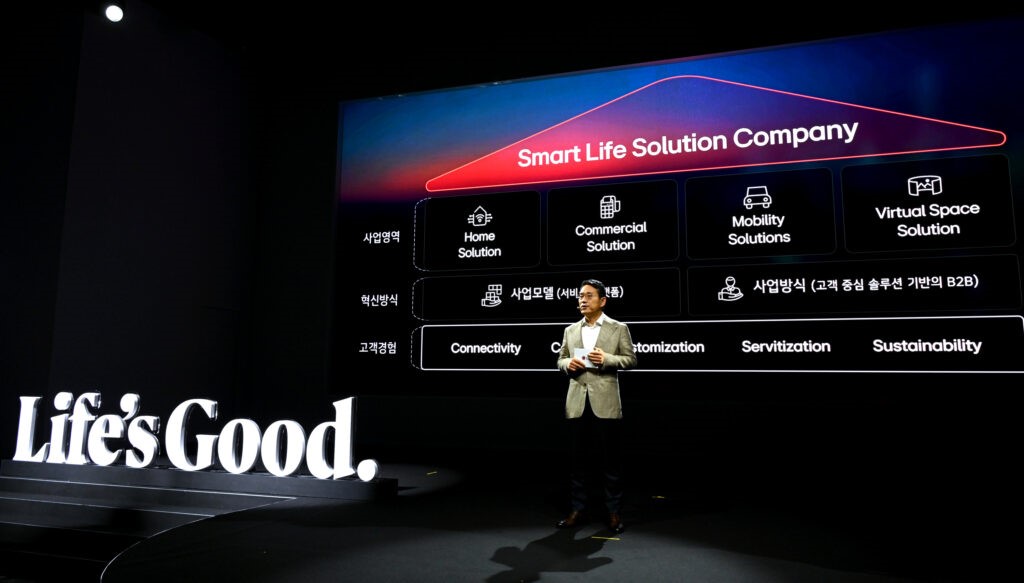 스마트 라이프 솔루션 기업으로서 LG전자의 미래 전략을 설명하는 LG전자 CEO 조주완 사장
