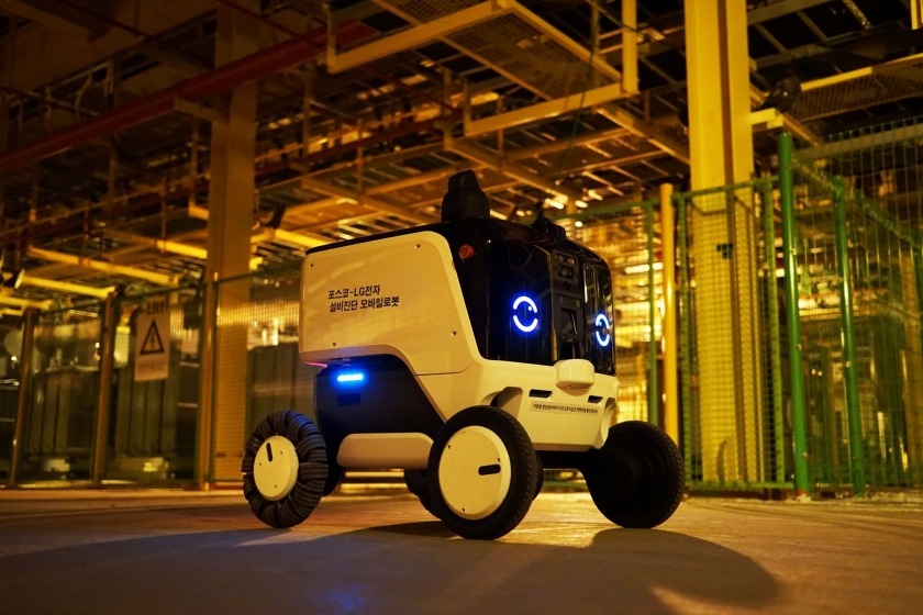 LG전자가 13일부터 이틀간 포스코 광양제철소 4열연공장 지하전기실에서 AI 자율주행로봇 실증 사업을 실시했다. 사진은 LG전자의 AI 자율주행로봇.
