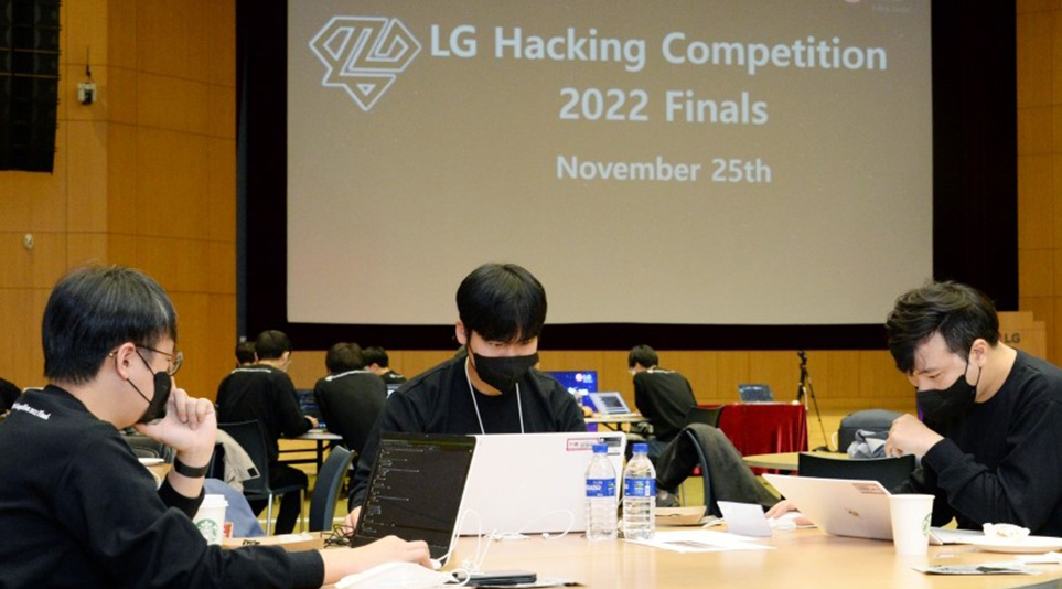 서울 양재동에 위치한 서초R&D캠퍼스에서 열린 ‘LG 해킹대회 2022’ 본선 경기에 참여한 참여자들의 모습
