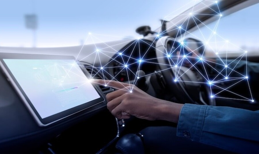 차량 내 설치된 스마트 모니터를 터치하는 사람의 손과 모니터에서 뻗어져나오는 미래지향적인 도형 그래픽 (출처:Freepik)