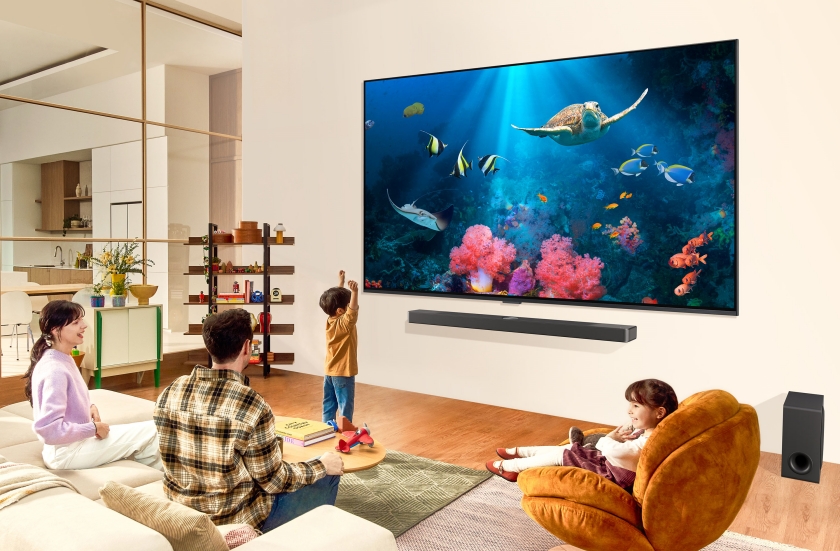 2024년형 LG QNED TV는 AI 기술 기반의 '알파8 프로세서'를 적용해 더욱 뛰어난 화질과 음질을 제공한다. 특히 초대형 TV를 원하는 고객을 위해 98형 TV가 라인업에 새롭게 추가됐다.