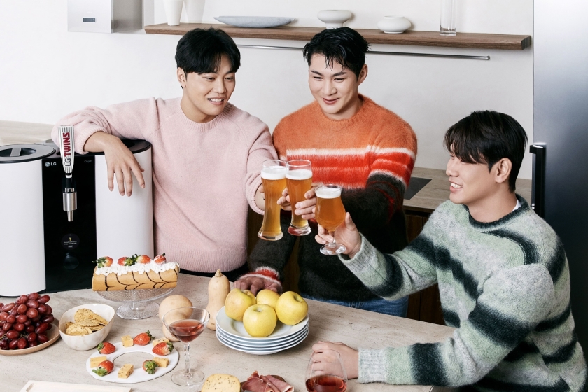 LG트윈스 소속 (왼쪽부터)김윤식, 오지환, 홍창기 선수와 LG홈브루가 함께하는 홈파티 화보컷