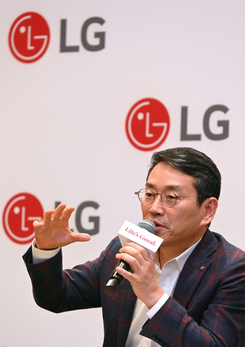 LG전자 조주완 CEO가 현지시간 10일 美 라스베이거스에서 열린 기자간담회에서 사업 전략을 소개하고 있다.
