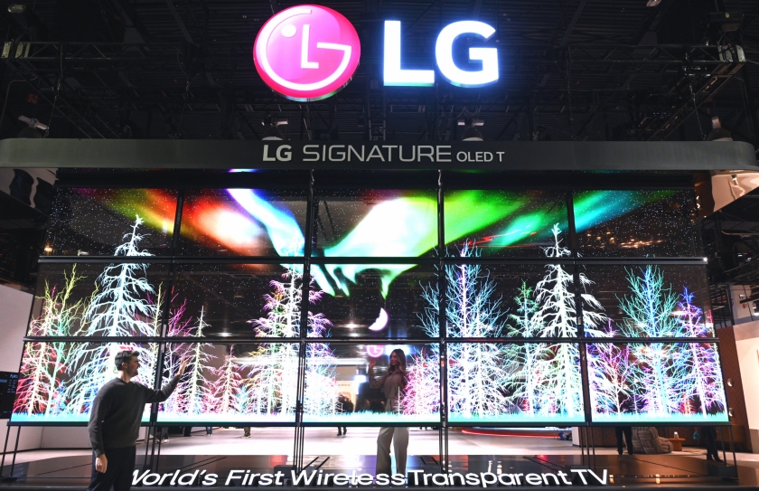 LG전자가 미국 라스베이거스에서 현지시간 9일 개막하는 CES 2024에 참가한다. 세계 최초 투명·무선 올레드 TV인 'LG 시그니처 올레드 T' 15대로 구성된 미디어 아트가 LG전자 부스를 찾은 관람객들을 맞이한다.
