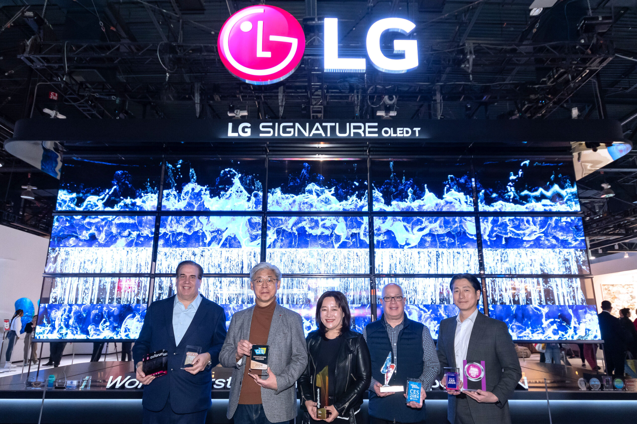 LG전자가 선보인 세계 최초의 무선 투명 올레드 TV 'LG 시그니처 올레드 T'가 CES 2024의 공식 어워드에서 TV 제품으로는 유일하게 '최고상(The Best of CES 2024)'을 수상했다.