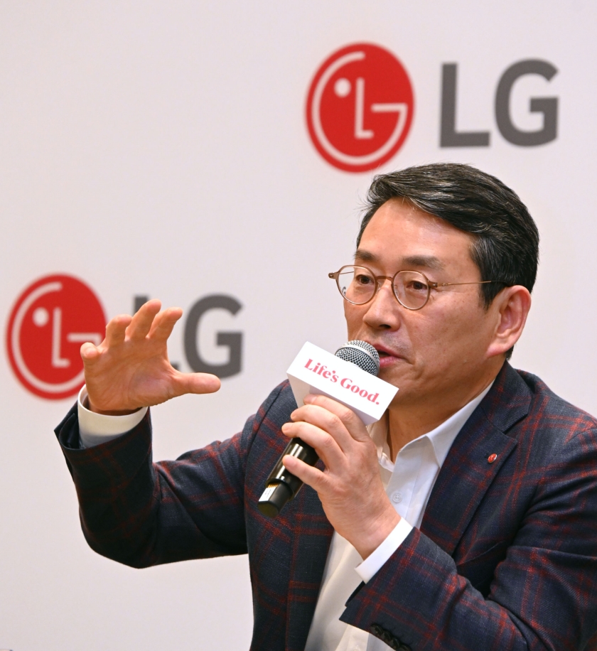 LG전자 조주완 CEO가 현지시간 10일 美 라스베이거스에서 열린 기자간담회에서 사업 전략을 소개하고 있다.