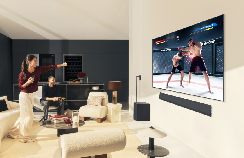 LG전자가 AI 성능을 강화한 신규 프로세서로 더 선명한 화질과 풍성한 공간 음향을 제공하는 2024년형 LG 올레드 TV와 QNED TV를 출시한다. 모델들이 2024년형 LG 올레드 TV로 콘텐츠를 즐기는 모습