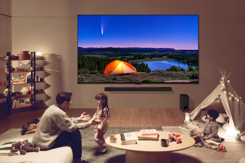 LG전자가 AI 성능을 강화한 신규 프로세서로 더 선명한 화질과 풍성한 공간 음향을 제공하는 2024년형 LG 올레드 TV와 QNED TV를 출시한다. 모델들이 2024년형 LG QNED TV로 콘텐츠를 즐기는 모습