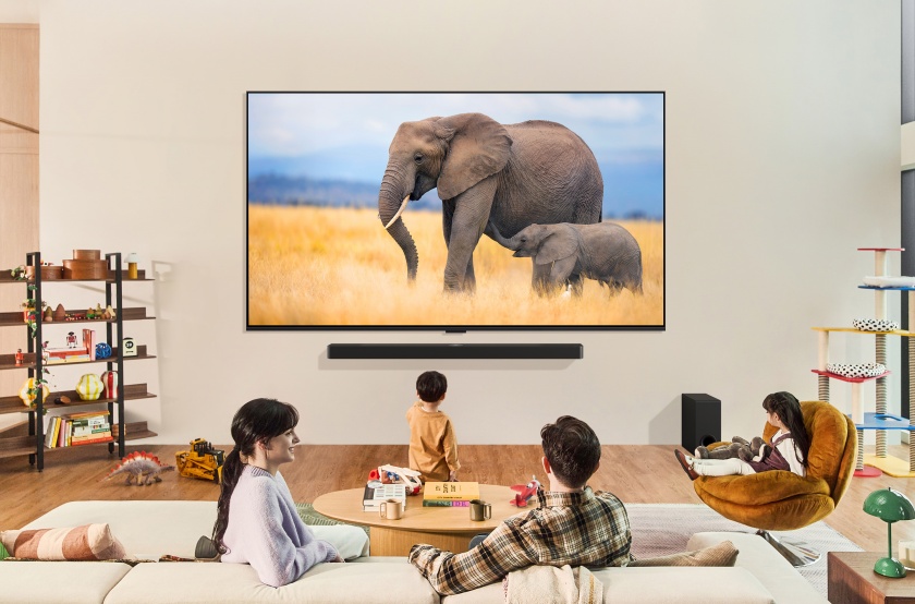 LG전자가 AI 성능을 강화한 신규 프로세서로 더 선명한 화질과 풍성한 공간 음향을 제공하는 2024년형 LG 올레드 TV와 QNED TV를 출시한다. 모델들이 2024년형 LG QNED TV로 콘텐츠를 즐기는 모습