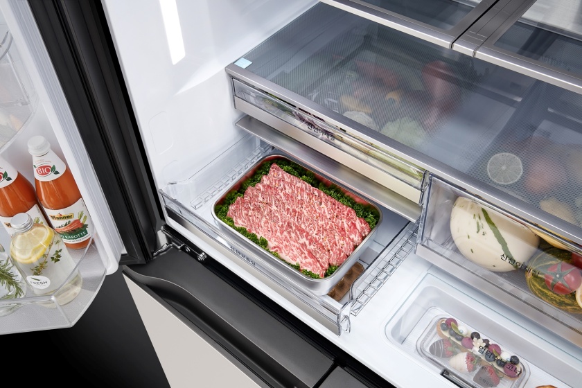 LG 디오스 상냉장 하냉동 냉장고 신제품의 '신선맞춤실'에 '육류 소프트 프리징 모드'가 적용된 연출 이미지