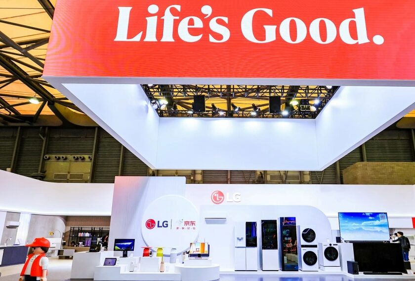 LG전자가 중국 최대 가전 박람회인 AWE 2024에 참가해 프리미엄 제품과 YG 고객을 겨냥한 제품을 대거 선보였다. LG전자 전시 공간 입구